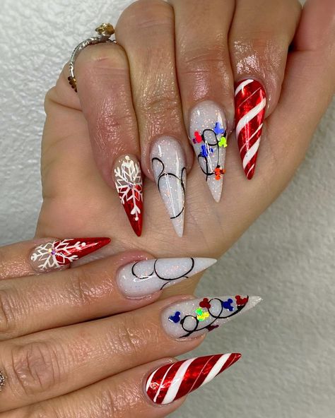 Thanksgiving Disney Nails, Disney Christmas Nail Art, Disney Nails Christmas, Mickey Mouse Christmas Nails, Christmas Nails Disney, Christmas Character Nails, Disney Holiday Nails, Disney Christmas Nails Design, Disney Themed Nails Acrylic