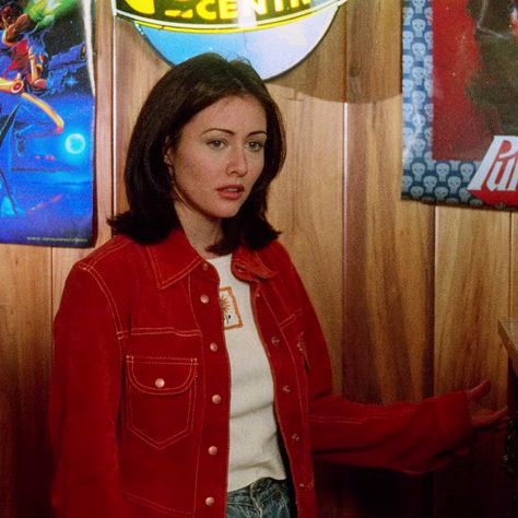 Shannen Doherty in "Mallrats" (dir. Kevin Smith - 1995). Shannen Doherty Charmed, Beverly Hill, 90’s Outfits, Kevin Smith, Shannen Doherty, Lights Camera Action, Latina Fashion, Costume Dress, Girl Crush