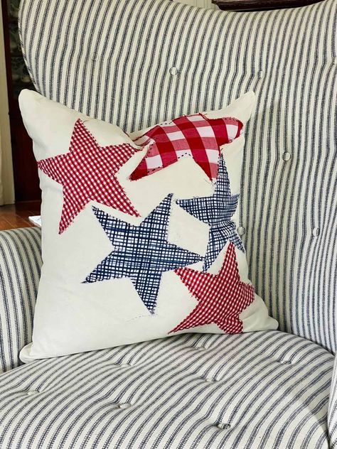 She Shed Sharing: DIY pillow for the Fourth of July - WM Design House 4th Of July Pillows Diy, Patriotic Pillows Diy, Fouth Of July Crafts, Patriotic Crafts Diy, American Flag Pillow, Homemade Pillows, Patriotic Pillow, Diy Throw Pillows, Cushion Ideas