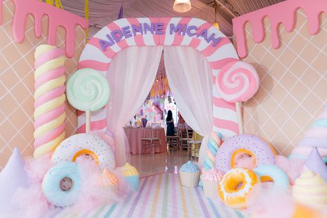 Candyland Pastel Theme Party, Candy Land Party Ideas, Pastel Candyland Birthday Party, Candyland Theme Party Decorations, Candy Land Theme Party, Candy Land Birthday Party Ideas, Candyland Theme Party, Girl Birthday Party Themes, Candyland Backdrop