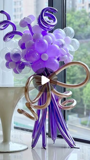 Kean Wang on Instagram: "TUTORIAL: How to make a five-ball flower?!🎈🥳 #balloon #balloondecor #balloondecoration #balloonart #balloonartist #balloonstylist #balloonbouquet #ballooncolumns #tutorial" Flowers Out Of Balloons, Flowers Balloons, Balloon Vase, Balloon Flowers Diy Tutorials, Balloon Flowers Bouquet, How To Make Flowers Out Of Balloons, Ballon Flowers Diy How To Make, Balloons Bouquet, How To Make A Balloon Bouquet