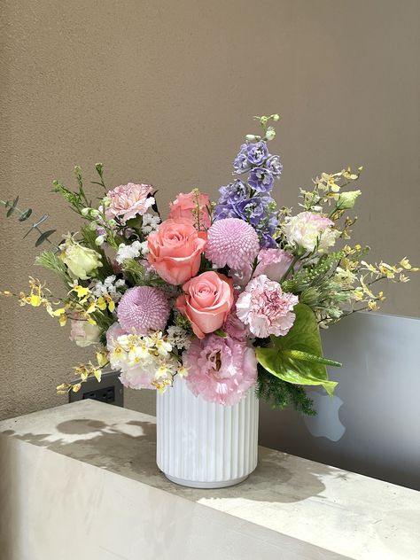 Flower Vase Bouquet, Florist Photoshoot, Floral Therapy, Luxury Flower Arrangement, Flower Headband Diy, Flower Shop Interiors, Flower Bouquet Vase, Basket Flower Arrangements, Bloom Box