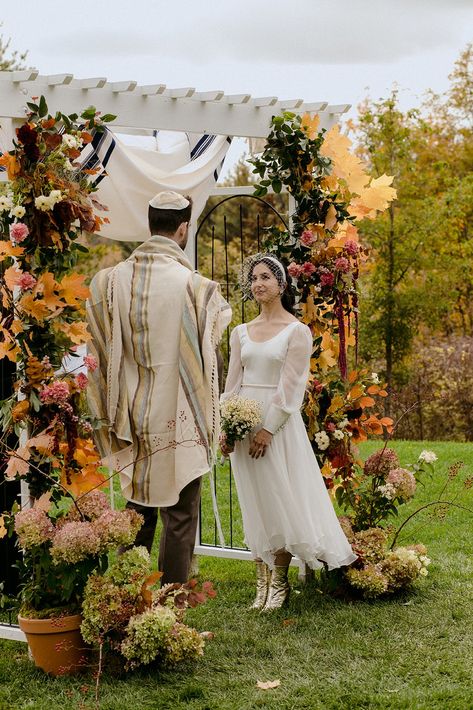 Traditional Jewish Wedding Dress, Hebrew Wedding Dress Beautiful, Jewish Wedding Arch, Jewish Wedding Aesthetic, Jewish Wedding Dress, Jewish Wedding Ideas, Chuppah Wedding, Wedding Jewish, Jewish Wedding Traditions