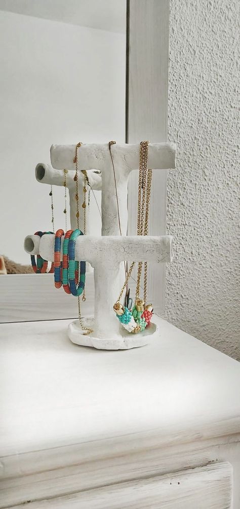 Bracelets Holder Diy, Clay Art Necklace Holder, Simple Clay Jewelry Holder, Aesthetic Jewellery Holder, Clay Bracelet Holder Diy, Clay Crafts Necklace Holder, Diy Air Dry Clay Jewelry Holder, Clay Sculpture Jewelry Holder, Clay Jewellery Holder Aesthetic