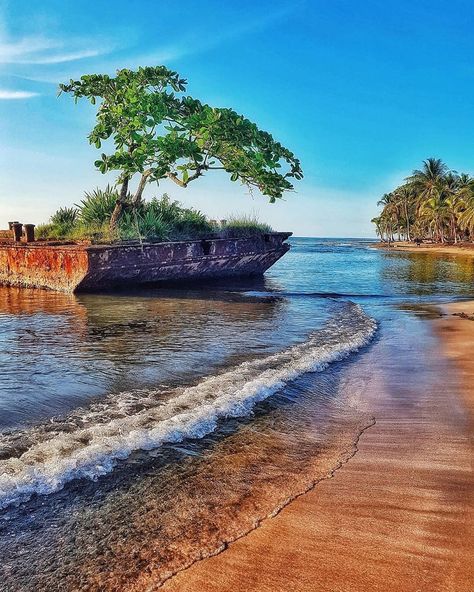 Costa Rica 🇨🇷 on Instagram: “Donde iremos este weekend? 😍🌤☀️ 📍Puerto Viejo, Limon📍 PuraVida🇨🇷 . . . . . . . Beautiful 📷 @manuel__forestal . . . #costarica #puravida…” Puerto Limon, Colorful Sunset, Weekend Vibes, Beach Fun, Latin America, Great View, Beach Sunset, Beautiful Destinations, Beach Life