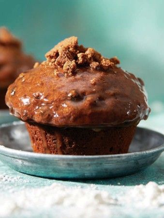 Sticky Toffee Muffins with Ginger Snap Crumble Sticky Toffee Pudding Muffins, Sticky Toffee Muffins, Toffee Muffins, Treacle Toffee, Sticky Pudding, Salted Toffee, Dessert For Breakfast, Toffee Sauce, Baking Stuff