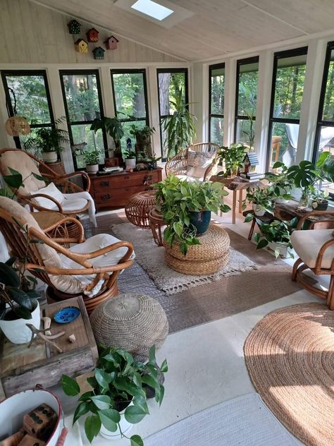 Cozy Sunroom Ideas, Sunroom Living Room, Apartment Porch, Cozy Sunroom, Small Sunroom, Sun Rooms, Earthy Home Decor, Porch Plants, Sunroom Decorating