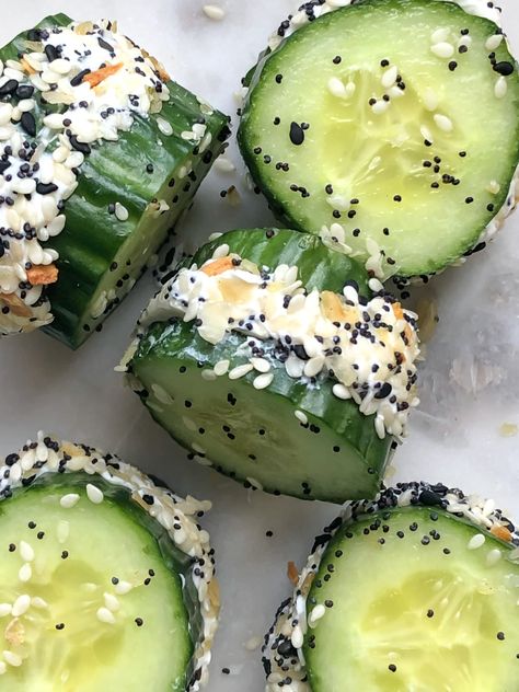 Low Carb Everything Bagel Cucumber Sandwiches - Healthy With a Chance of Sprinkles Everything Bagel Cucumber, Bagel Cucumber, Sandwiches Healthy, Summertime Snacks, Beach Snacks, Low Fat Snacks, Healthy Lunches For Work, Vegetable Snacks, Bagel Seasoning