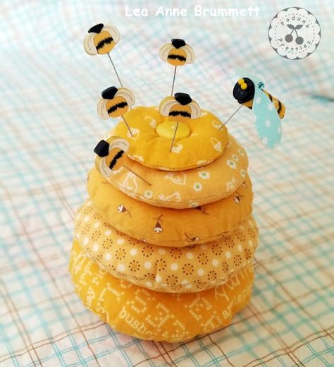 Bee In Your Bonnet, Fun Pin Cushions, Pincushions To Make Ideas, Cat Pin Cushion, Unique Pin Cushions, Beehive Pincushion, Pin Coushin, Diy Pin Cushion Easy, Pincushions To Make