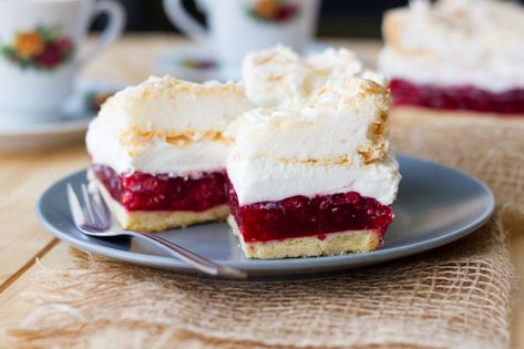 "Raspberry cloud" cake ⋆ MeCooks Blog Sweet Treats To Make, Dessert Light, Cloud Cake, Carrot Cupcakes, Peach Cake, Serbian Recipes, Treats To Make, Dessert Cakes, Creative Desserts