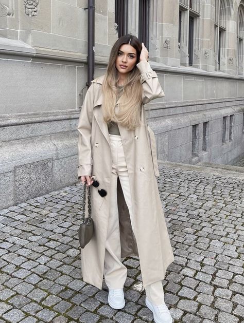 White Trench Coat Outfit, Leather Coat Outfit, Beige Pants Outfit, Coat Styling, White Trench Coat, Trench Coat Outfit, Beige Trench Coat, Trench Coat Style, Beige Outfit