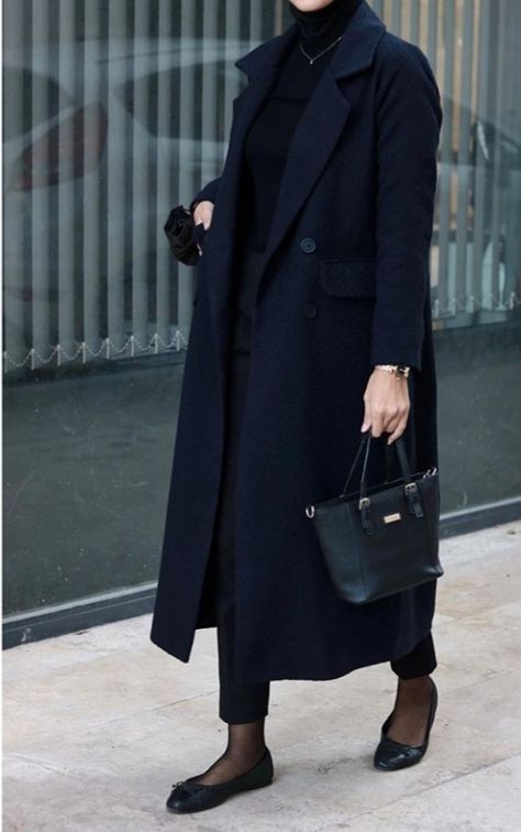 Holiday Dinner Outfit, Black Coat Outfit, Black Overcoat, Blazer Outfits Casual, Muslimah Outfit, Muslim Outfits Casual, Navy Coat, Mode Abaya, Hijabi Outfits Casual