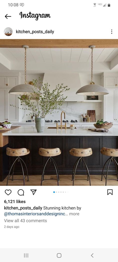 Island Backsplash, Dark Island, Coastal Kitchen Design, Charleston Homes, Dark Kitchen, Oak Kitchen, Coastal Kitchen, Stunning Kitchens, Kitchen Pendants