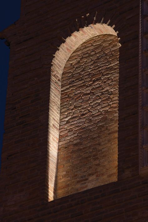 Light In Architecture, Arch Lighting, Facade Lighting Design, Sun Light Architecture, Classic Facade Lighting, Brick Arch Lighting, Light Gothic Architecture, Facade Lighting Architecture, Arch Light