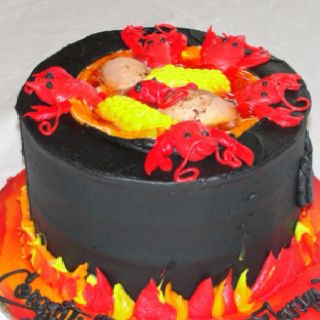 Crawfish Boil Cake: Check out the crawfish, corn, & potatoes, made of icing & fondant Crawfish Boil Cake, Serving Ideas, Crawfish Boil, Serving Food, Fondant, Corn, Birthday Cake, Cake