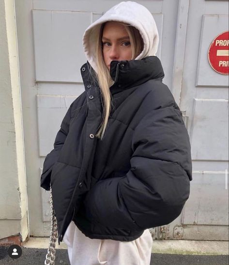 Stile Hijab, Tennis Shoes Outfit, School Looks, Outfit Look, Black Puffer, Mode Inspo, 가을 패션, Looks Style, Outfits Casuales