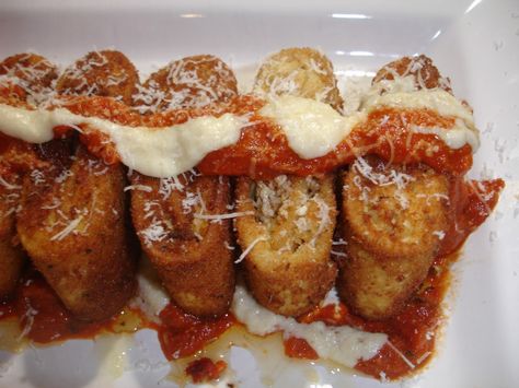 Olive Garden original Lasagna Fritta Recipe _ This is the original recipe for the Olive Gardens Lasagna Fritta. It is so delicious! It is Parmesan-breaded lasagna pieces, fried & served over Alfredo sauce, topped with Parmesan cheese & marinara sauce. You cant find this original recipe anywhere on the Internet. Save this recipe for safe keeping. Lasagna Fritta Recipe, Lasagna Fritta, Olive Garden Lasagna, Garden Lasagna, Deep Fryer Recipes, Olive Garden Recipes, How To Make Lasagna, Panera Bread, Cheesecake Factory