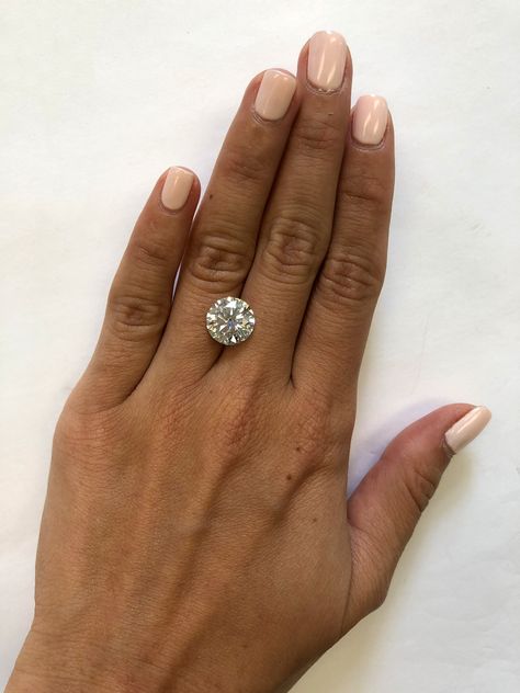 This Is What a Diamond Looks Like at Every Size—from .5 Carats to 10 Diamond Carat Size Chart, Carat Size Guide, 10 Carat Diamond Ring, 3 Carat Engagement Ring, 5 Carat Diamond Ring, Engagement Rings On Finger, Solitaire Ring Designs, Carat Sizes, Round Brilliant Engagement Ring