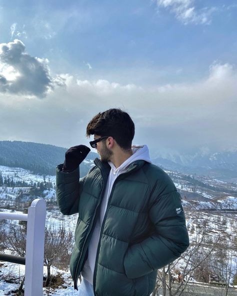 Poses For Men In Hoodie, Insta Dp For Men, Manali Outfits For Men, Snow Fits Men, Hoodie And Jacket Outfit Men, Men Photo Ideas Instagram, Aesthetic Men Pics, Boys Pics For Dp, Boys Aesthetic Pictures