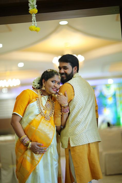 Valakappu Photoshoot, Srimantham Photoshoot Indian, Seemantham Photo Poses Traditional, Sreemantham Photoshoot Traditional, Dohale Jevan Photography Poses, Baby Shower Photoshoot Indian, Baby Shower Pics Indian, Baby Shower Poses Indian, Traditional Baby Shower Indian