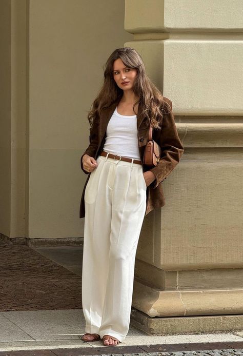 Ladies Jackets Winter Casual, Livia Auer, Fall Fashion Trends Casual, Corporate Women, Loose Coats, Beige Pants, Winter Chic, Brown Blazer, Loose Long Sleeve