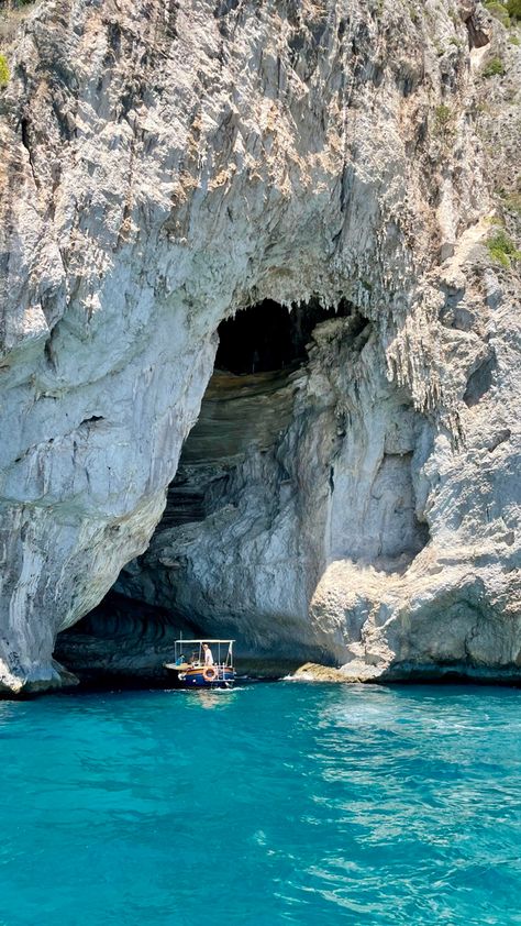 Capri Boat Tour, Capri Wallpaper, Capri Boat, Raft Boat, Italy Capri, Contemporary Mediterranean, Capri Island, British West Indies, Beach Sunset Wallpaper