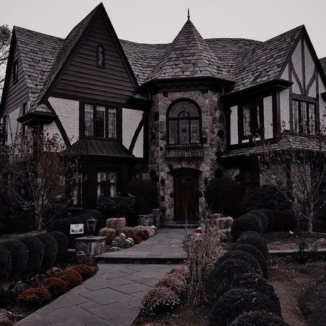 Dark Academia Aesthetic House, Dark Academia House Exterior, Dark Academia Mansion, Cottage House Aesthetic, Dark Academia House, Academia House, Dark Academia Home, Mansion Aesthetic, Mansion Exterior