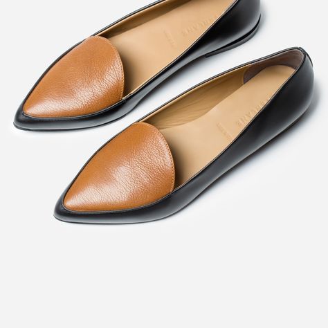 Make your point. Smooth Italian leather, a slim tapered toe, and just a touch of texture make this one of the most elegant flats in your weekly rotation. Feminine and functional. Italian Loafers, Classy Fall Outfits, Pointed Loafers, Loafers Outfit, Everlane Shoes, Elegant Flats, Pointed Flats, Golf Shoes, Leather Flats