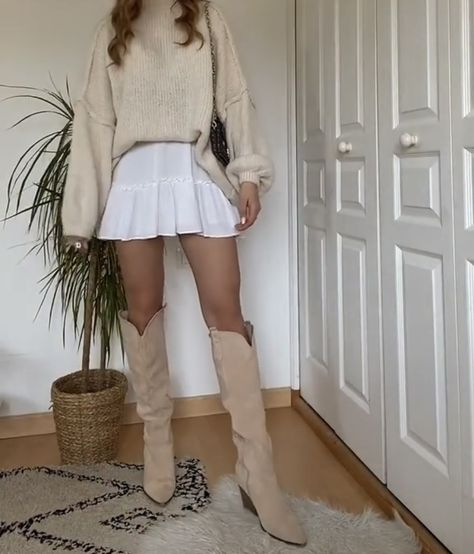 Outfit Soiree, Ruffle Skirt Outfit, Rush Outfits, Thrifted Outfits, City Outfits, Miniskirt Outfits, Boho Chic Outfits, Stockholm Fashion, Neutral Outfit