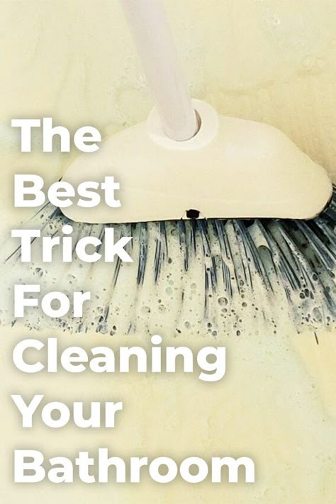 Finding the best soap scum cleanser is only half of the job in cleaning your tub out. Bending over and scrubbing it kills my knees and back. There is an easier way to do this! Bathroom Diy Ideas, Homemade Toilet Cleaner, Bathroom Spray, Clean Baking Pans, Cleaning Painted Walls, Glass Cooktop, Bathroom Cleaning Hacks, Deep Cleaning Tips, Cleaning Tips And Tricks