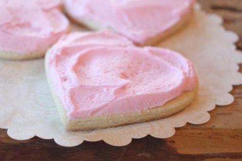 Shortbread Cookies With Pink Frosting Latte Stand Cookies With Buttercream Frosting, Pink Cookies, Shortbread Cookie Recipe, Pink Frosting, Dessert Bar Recipe, Shortbread Cookie, Cookie Frosting, Frosting Recipe, Candy Desserts