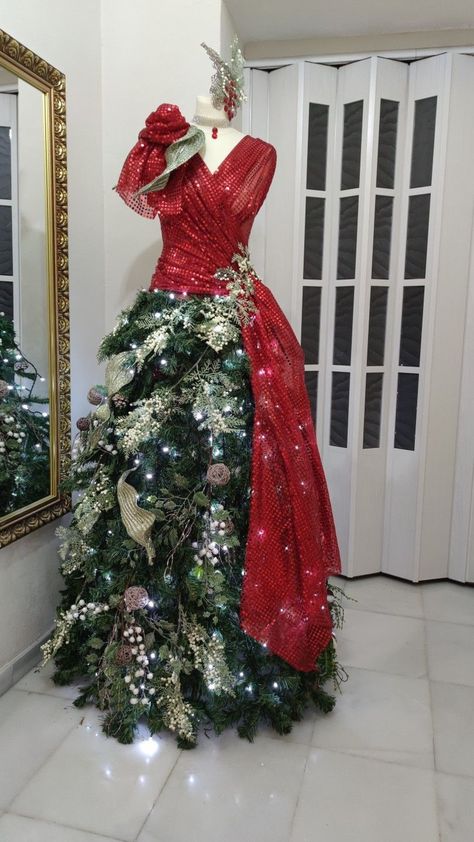 Maniquin Dress Display Ideas, Christmas Manequin Ideas, Dressform Christmas Tree, Mannequin Christmas Tree Ideas, Christmas Tree Dress Mannequin, Christmas Mannequin, Decorate Tree, Mannequin Ideas, Dress Form Christmas Tree