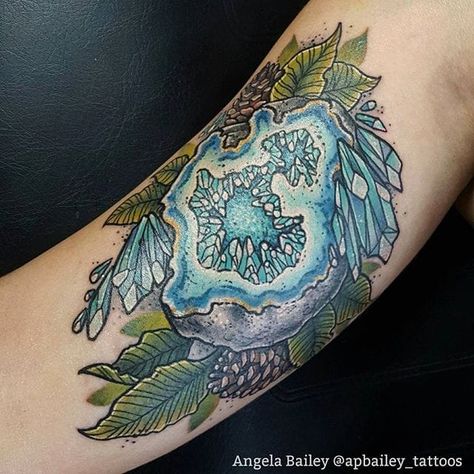 Geode Tattoo, Rock Nature, Rock Tattoo, Geode Rocks, Cat Tat, American Traditional, Nature Design, Traditional Style, Watercolor Tattoo