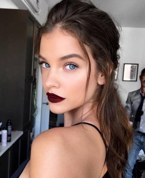 Dark Lipstick Makeup, Lips Inspiration, Burgundy Lips, Burgundy Lipstick, Dark Red Lips, Palvin Barbara, Bold Brows, Batons Matte, Dark Lipstick