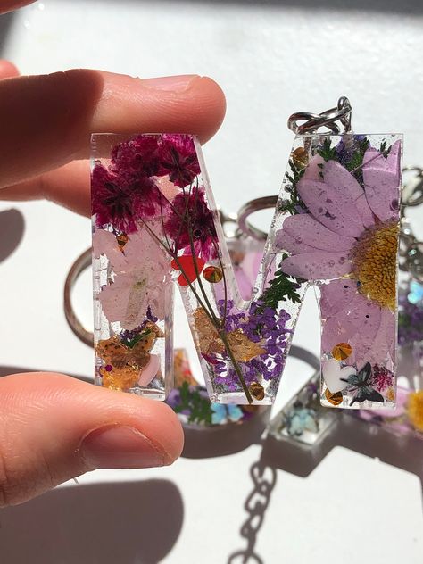 Letter Resin, Diy Resin Keychain, Epoxy Projects, Letter Flower, Flower Resin Jewelry, Resin Crafts Tutorial, Resin Bracelet, Epoxy Resin Table, Flower Resin