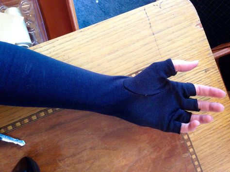 impa, cosplay, hyrule, warriors, legend, of, zelda, gloves, fingerless, glove… Cosplay Gloves Diy, Leather Gloves Pattern How To Make, Fingerless Gloves Sewing Pattern, Fingerless Gloves Diy Sewing, Leather Gloves Pattern, Leather Gauntlet Gloves, Fingerless Leather Gloves, Hand Sewn Leather, Sweater Mittens