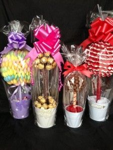 Candy Booth, 50th Birthday Centerpieces, Edible Centerpieces, Candy Trees, Candy Arrangements, Chocolate Bouquet Diy, Candy Bouquet Diy, Sweet Carts, Edible Bouquets