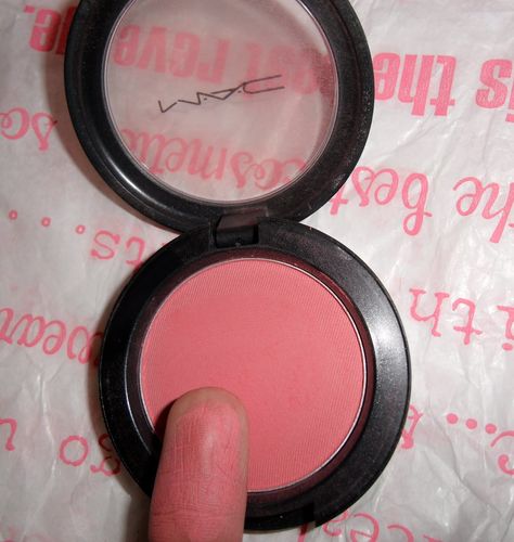 Mac fleur power Mac Fleur Power Blush, Highlighter Swatches, Skincare Ideas, I Love Pink, Highlighter And Bronzer, Blush Highlighter, Kiss Makeup, Beauty And Fashion, Bronzer