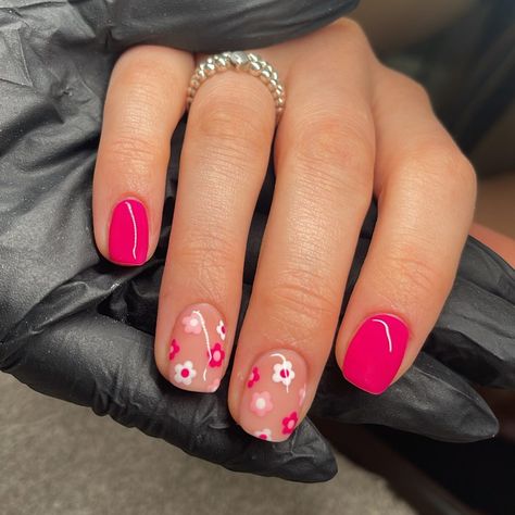 Hot Pink Nails With White Flowers, Pink Nails With Black Flowers, Hot Pink Simple Nails, Short Mail Inspired, Hot Pink French Tips With Flowers, One Flower Nail, Hot Pink Flower Nails, Hot Pink Nails With Flowers, Cute Hot Pink Nails