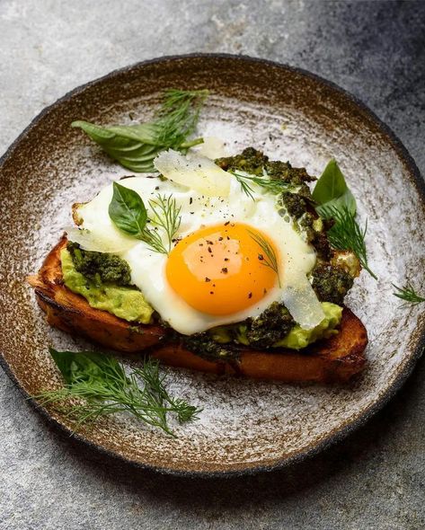 Avocado Toast With Fried Egg, Pesto Toast, Eggs Photography, Avocado Egg Toast, Egg Restaurant, Egg For Breakfast, Avocado On Toast, Food Alternatives, Fancy Breakfast