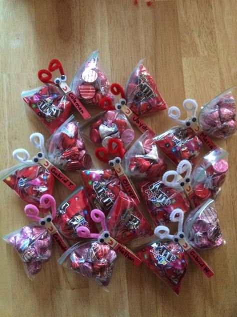 Valentines Class Goodie Bags, Cool Valentines Ideas For Kids, Creative Valentines For Kids Classroom, Children Valentine Ideas, Goodie Bags Valentines Day, Valentines Day Gifts For School Kids, Valentines Idea For Classmates For Kids, Toddler Valentines Goodie Bags, Toddler Valentine Party Food