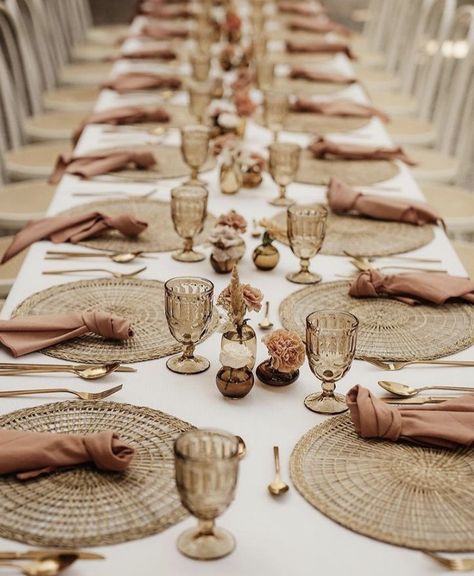 Boho Placemats Wedding, Jute Placemats Table Setting Wedding, Placemat Wedding Table, Boho Plate Setting, Bohemian Wedding Table Settings, Simple Boho Table Setting Wedding, Boho Wedding Table Set Up, Brown And Gold Table Decor, Simple Rectangle Wedding Table Decor