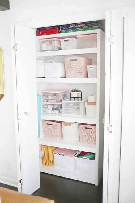 How I Organized My Hall Closet in One Afternoon! - A Beautiful Mess Hall Closet Organization, Bathroom Closet Storage, Organiser Son Dressing, Small Bedroom Organization, Messy Closet, Closet Organization Ideas, Hallway Closet, Amazing Closets, Closet Hacks Organizing