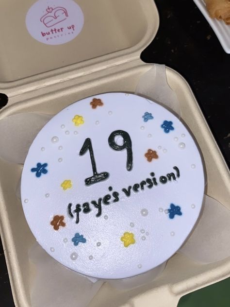 cake, taylor swift, taylor’s version, cake inspo, minimalist cake, minimalism, korean cake, lunchbox, lunchbox cake, pearls, midnights, 19, birthday, party Taylor Swift Lunchbox Cake, Birthday Cake Inspo Taylor Swift, Taylor’s Version Birthday Cake, 19 Taylor Swift Cake, Bento Cake Taylor Swift Inspired, Midnight Cake Taylor Swift, Taylor Swift Bento Cake, Eras Tour Birthday Cake, 19 Bday Cake