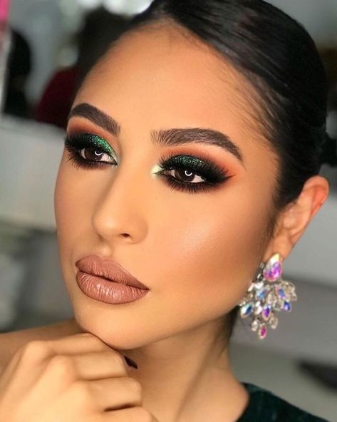 Glam Makeup With Green Dress, Make Up For Hunter Green Dress, Emerald Green Formal Dress Makeup, Eye Makeup For A Green Dress, Make Up To Go With Emerald Green Dress, Emerald Green Make Up Look, Makeup Dark Green Dress, Makeup Looks For Dark Green Dress, Green Dress And Makeup