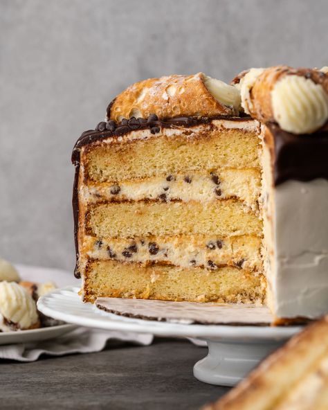 Cannoli Cake Recipe, Easy Layer Cake Recipes, Homemade Mascarpone, Easy Layer Cake, Fluffy Vanilla Cake, Snickerdoodle Cake, Mascarpone Filling, Cannoli Cake, Cookie Dough Filling