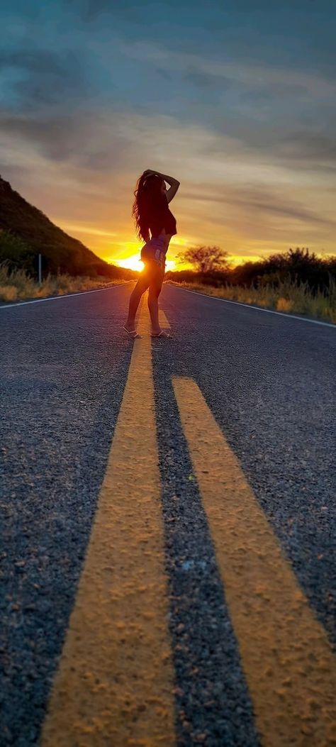 Pictures In The Middle Of The Road, Dirt Road Pictures Photo Ideas, Backroad Photoshoot, Road Poses Photography, Senior Picture Ideas Sunset, Road Pictures Ideas Photo Shoot, Road Photoshoot Ideas, Cardinal Aesthetic, Highway Photoshoot