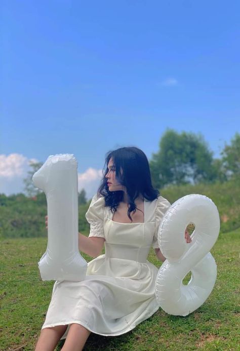 Birthday Photo Outdoor, Birthday Pict, Number Balloons Photoshoot, Pre Debut Photoshoot, Debut Photoshoot, 18th Birthday Decorations, 16th Birthday Decorations, Birthday Dress Women, Simple Birthday Decorations