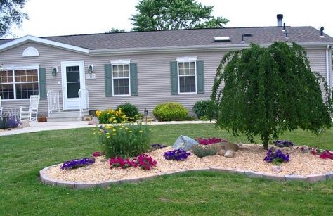 10 Great Landscaping Ideas for Mobile Homes - See more at Mobile & Manufactured Home Living - http://mobilehomeliving.org/?p=27 Mobile Home Landscaping, Double Wide Remodel, Landscaping Around House, Mobile Home Living, Remodeling Mobile Homes, Ideas Hogar, Front Lawn, Home Remodel, Home Landscaping