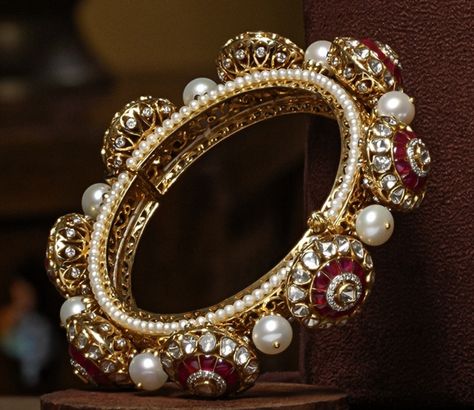 Jadau Kada Design, Rajwadi Jewellery, Polki Kada, Mehndi Jewellery, Pearl Bangles Gold, Antique Pearl Necklace, Leg Jewelry, Pearl Bangles, Bridal Diamond Necklace